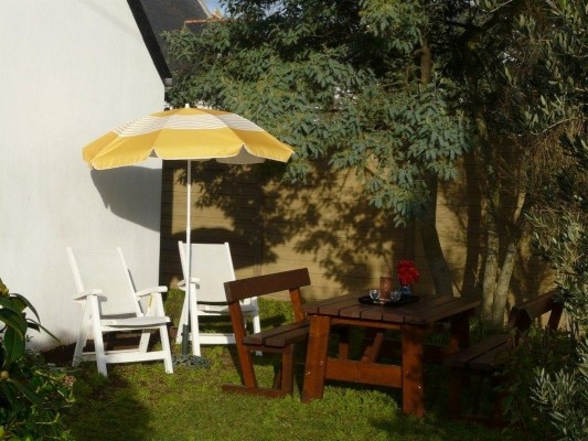 Une partie du jardin clos et arboré