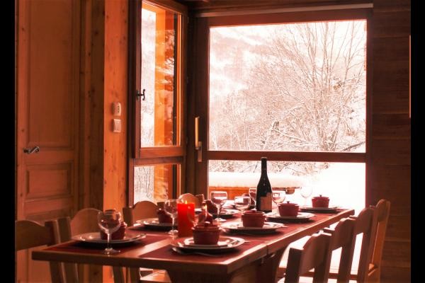 sa salle à manger avec sa baie vitrée