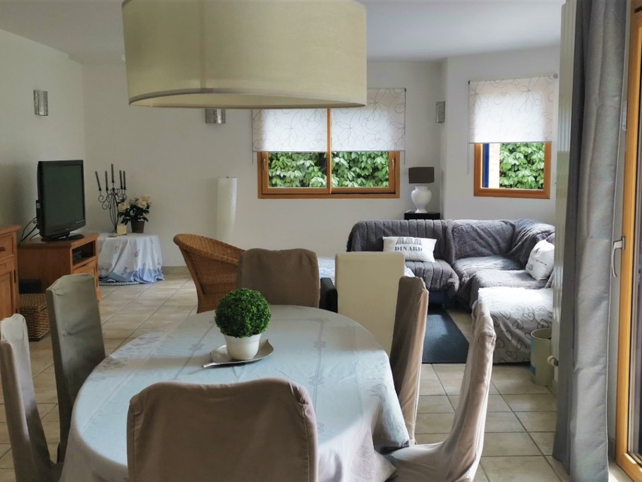 Grande pièce de vie lumineuse avec accès jardin. Coin séjour et salon.