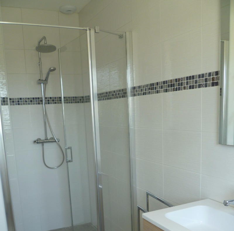 douche à l'italienne dans la salle d'eau