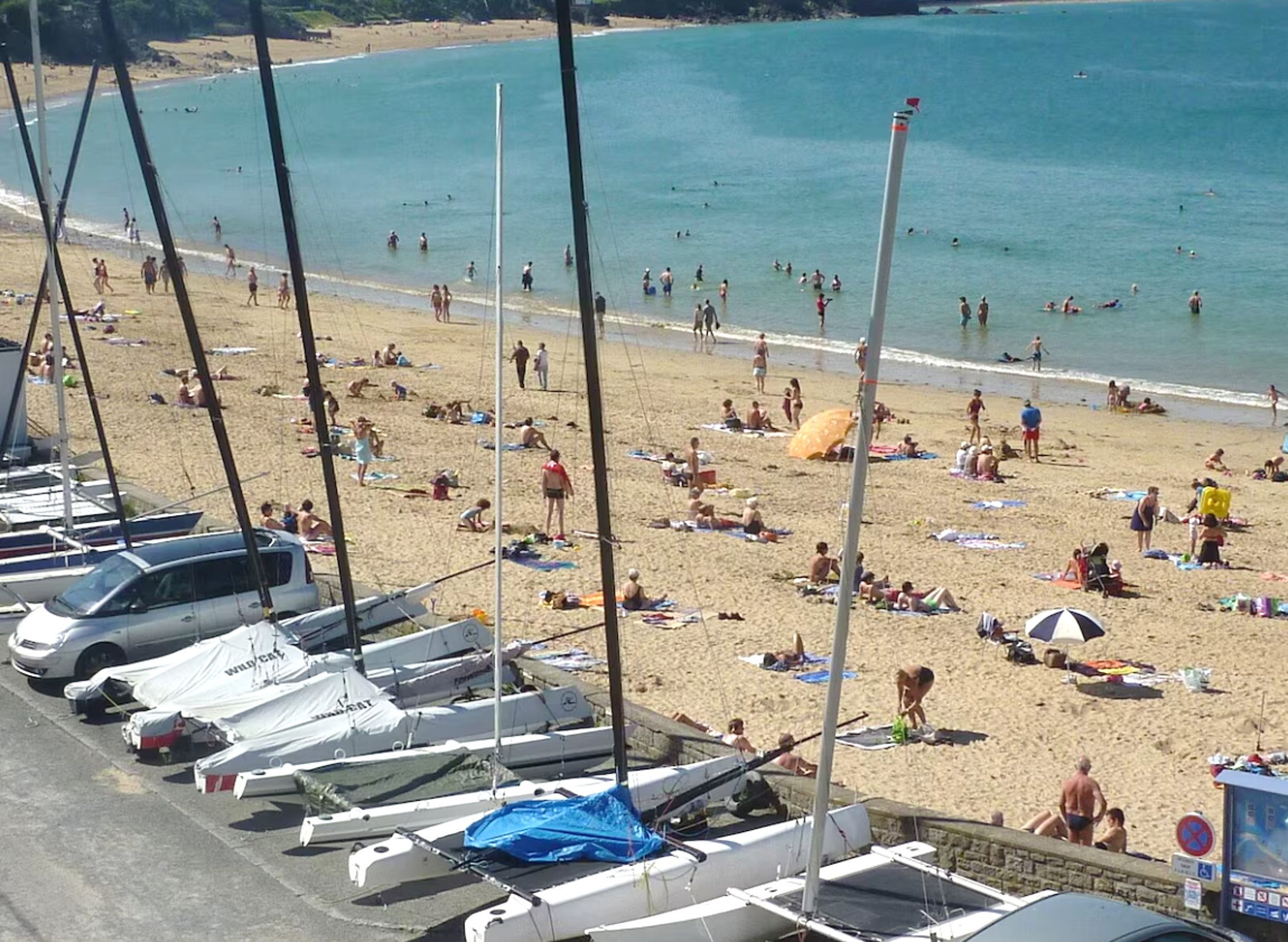 La location de vacances se trouve au pied de la Plage du Pont à Saint-Malo.