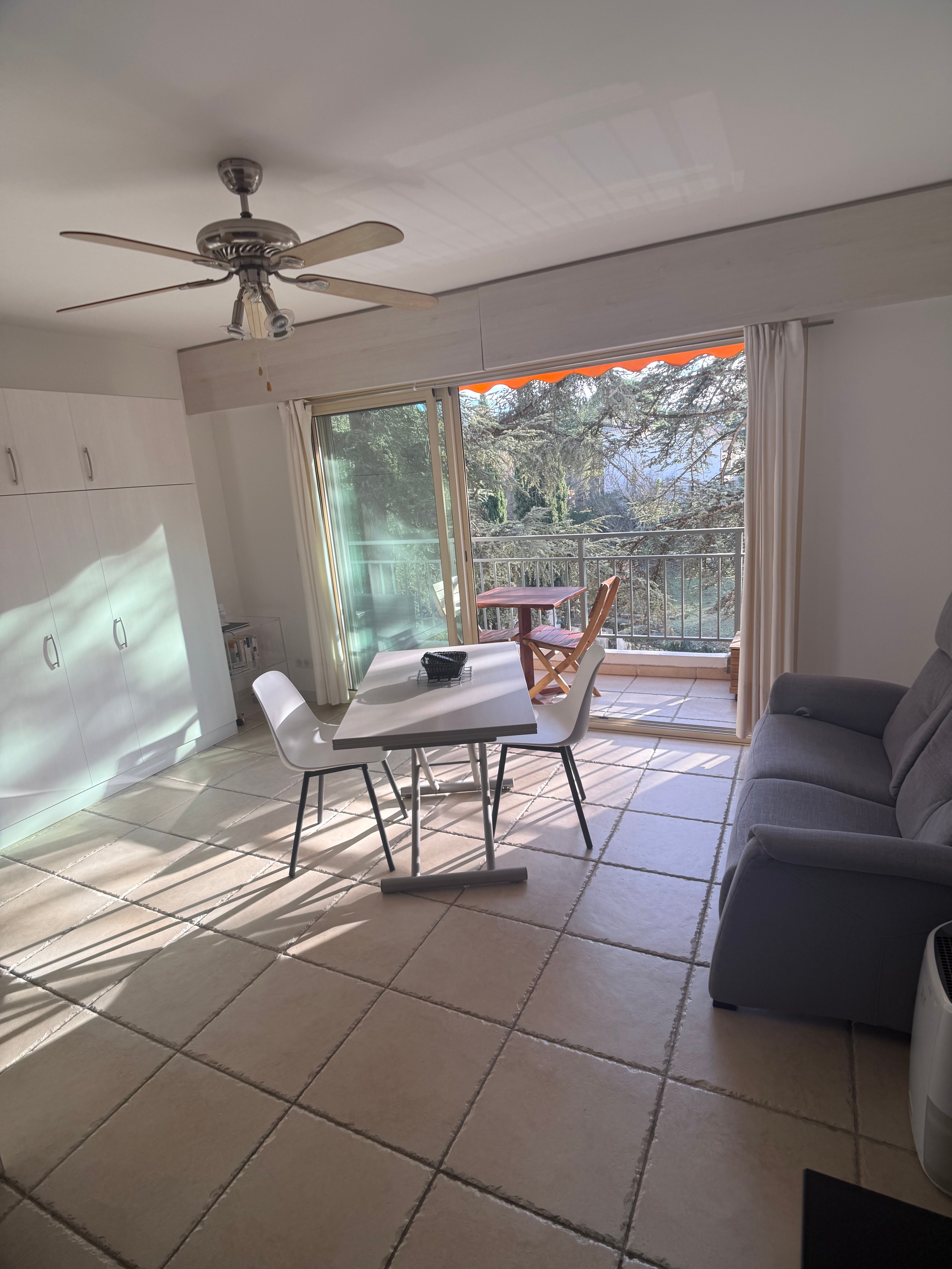 Studio 409 - Séjour avec lit escamotable