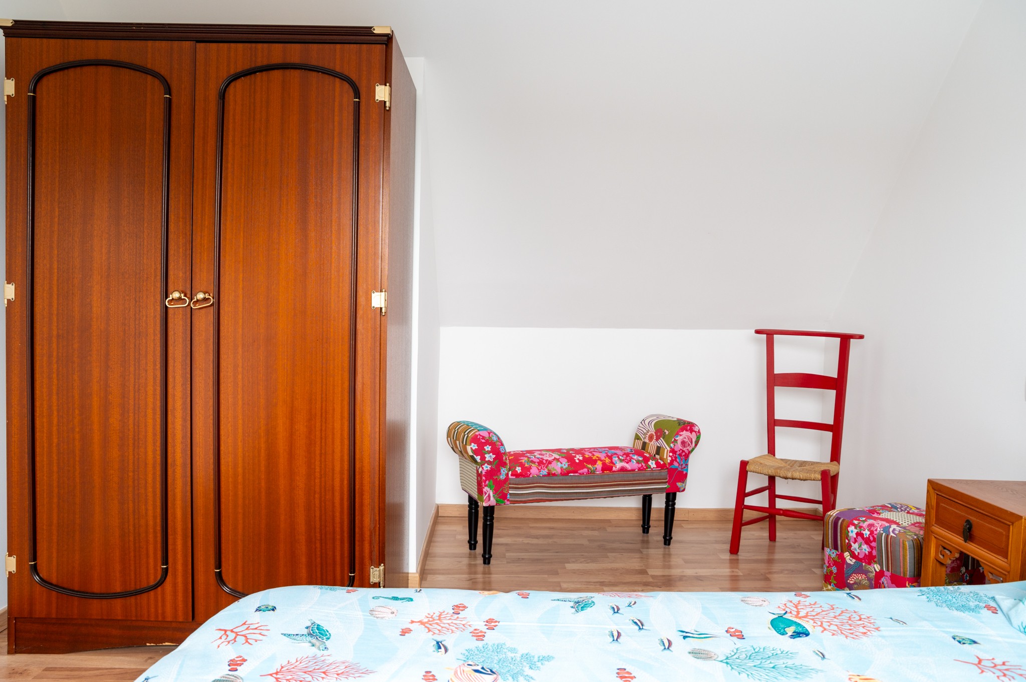 Armoire et espace cosy chambre lit double