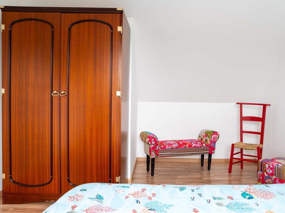 Armoire et espace cosy chambre lit double
