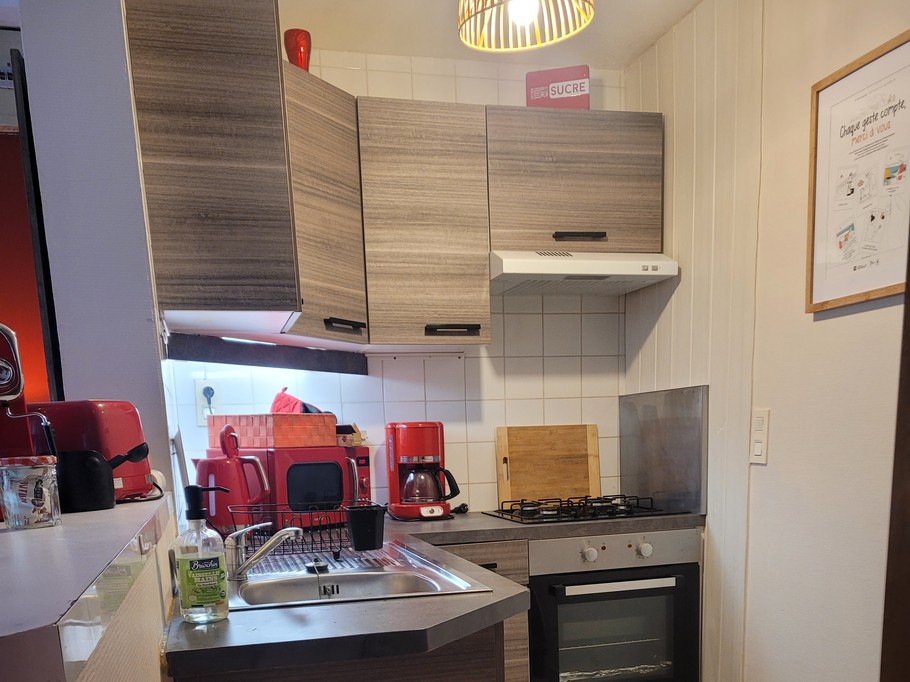 Le Goaster, Ferme de Kerloury, Gîte Tulipe, 2-4 personnes, espace cuisine au RDC