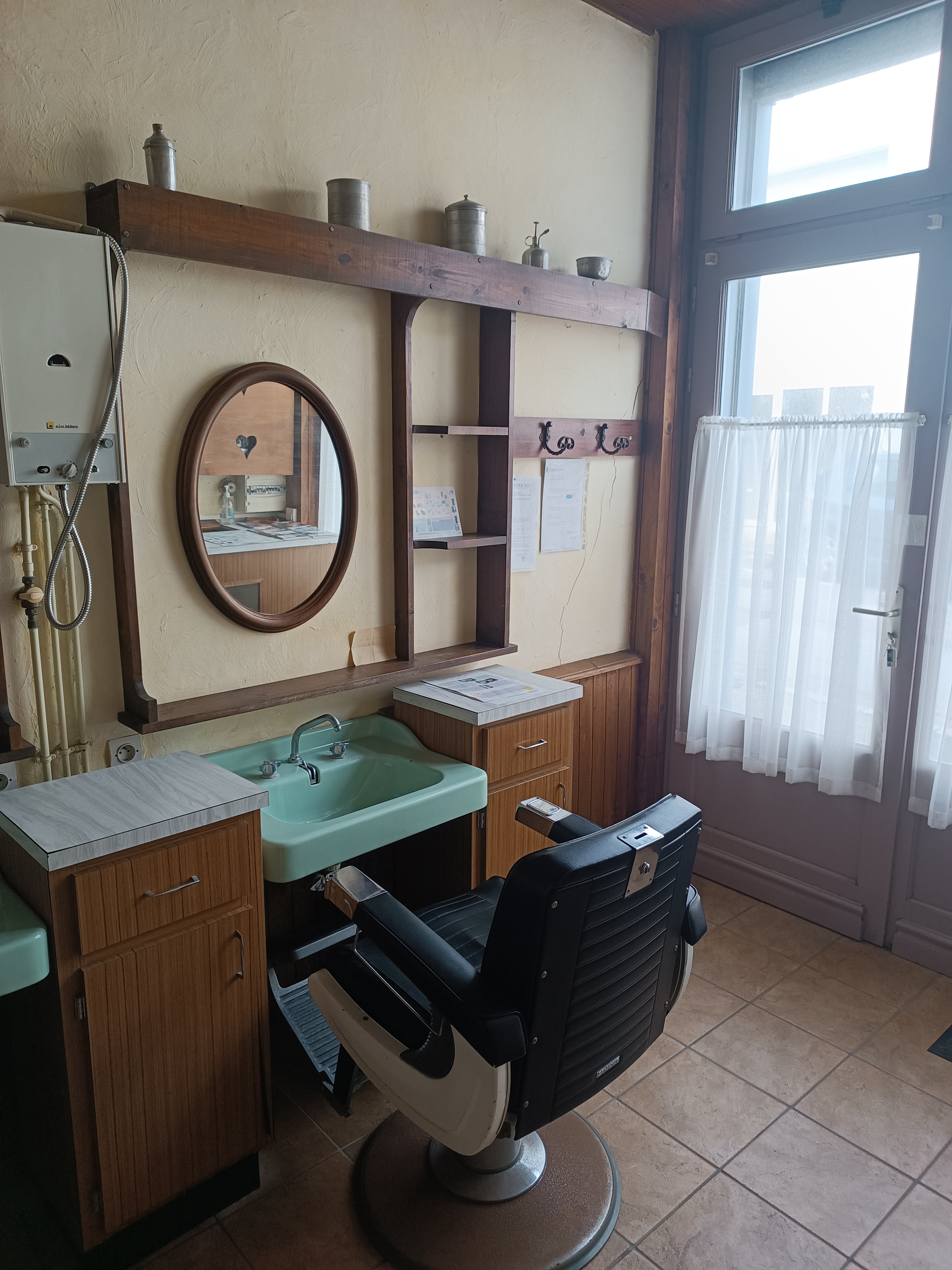 ancien salon de coiffure au RDC