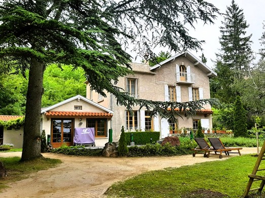 Villa Bel Air sise dans une propriété fermée par un portail, arborée et fleurie à la belle saison !
