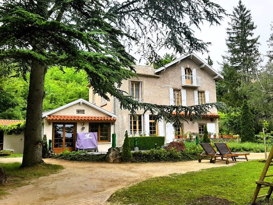 Villa Bel Air sise dans une propriété fermée par un portail, arborée et fleurie à la belle saison !
