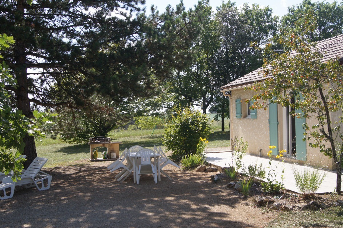 Terrasse avec salon de jardin Village de Gîtes Les Collines d'Eyvigues 24580 Salignac Eyvigues Clévacances