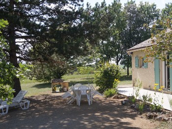 Terrasse avec salon de jardin Village de Gîtes Les Collines d'Eyvigues 24580 Salignac Eyvigues Clévacances