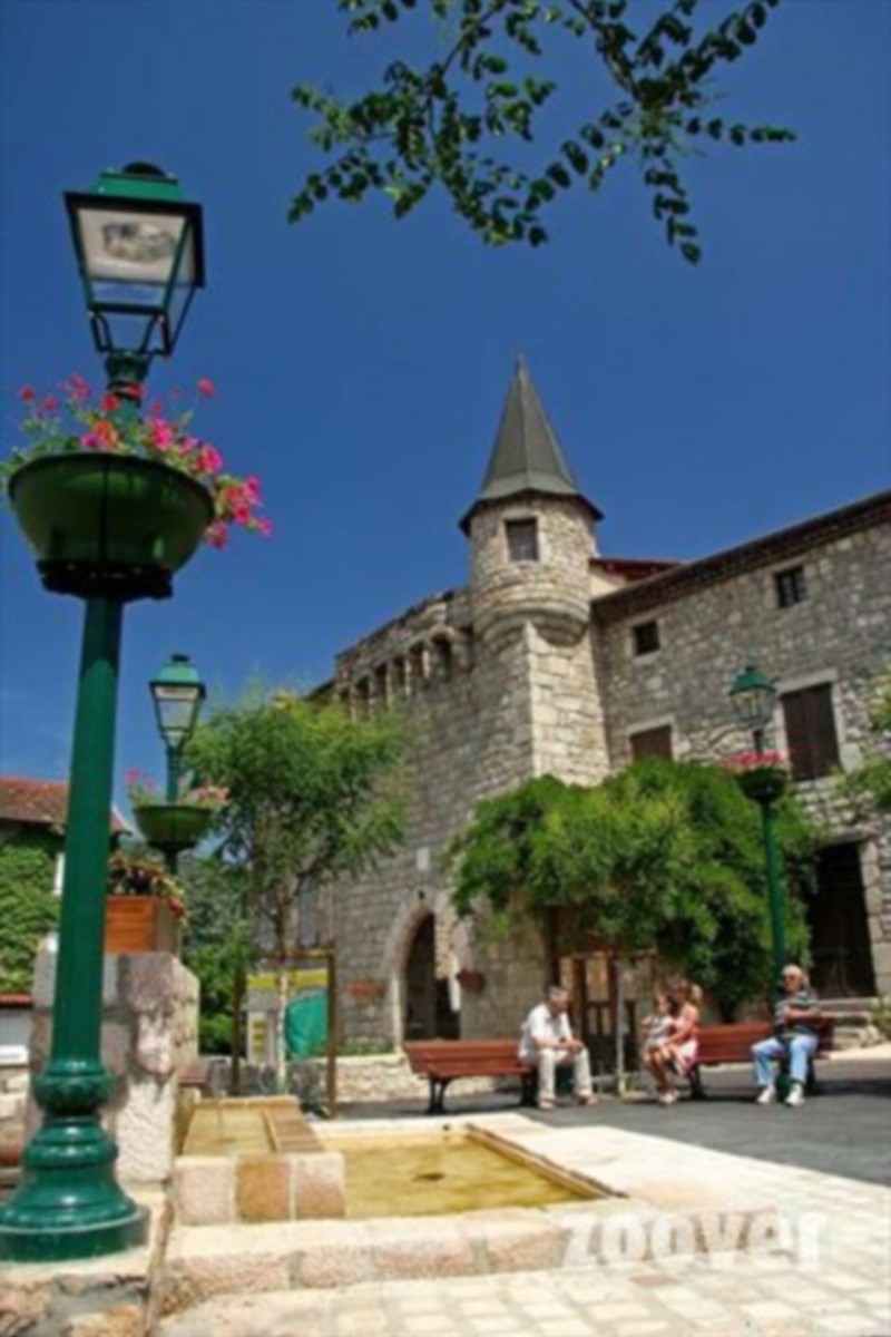 la place de la mairie du village