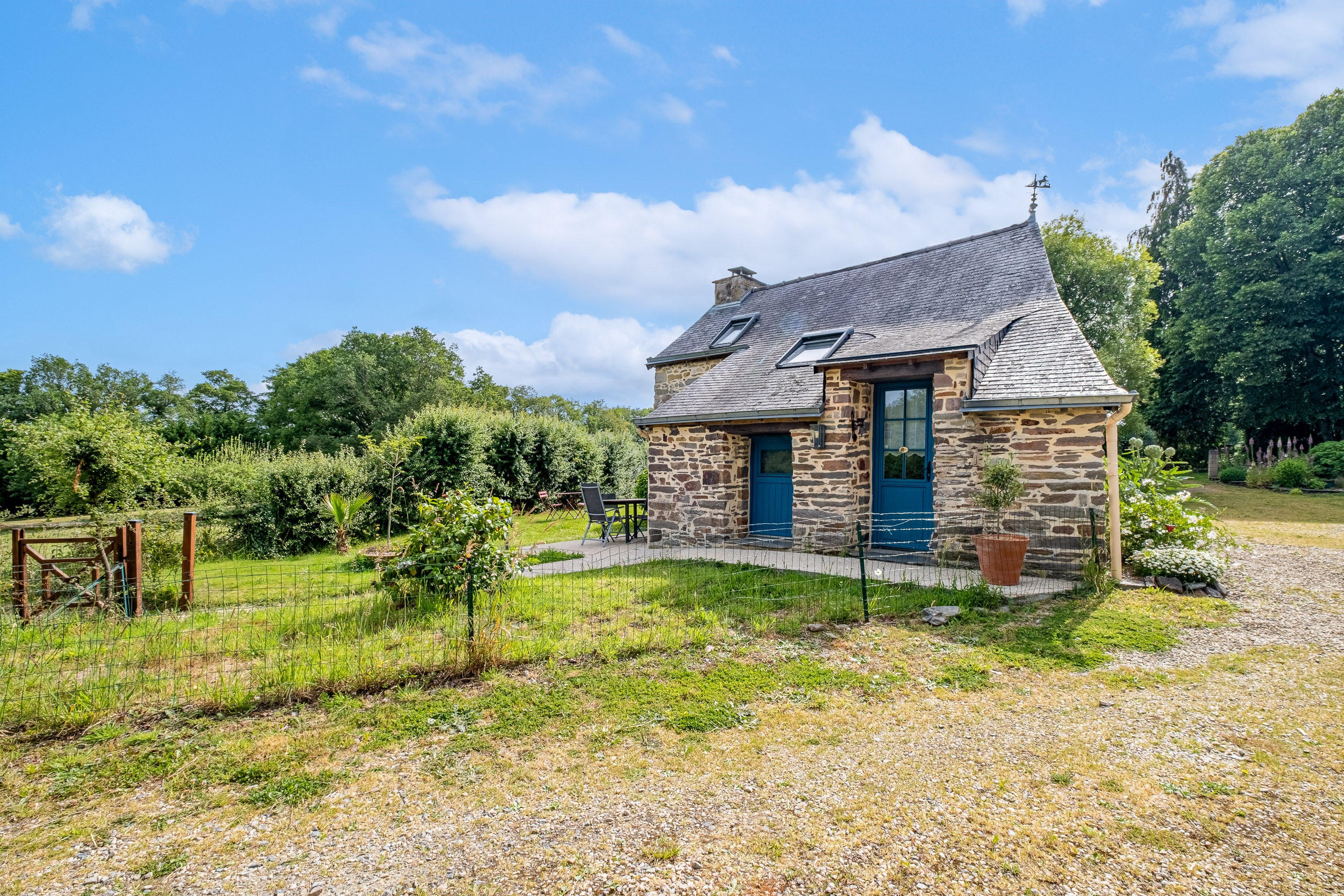 Le charmant gîte Le Val, avec un accès indépendant, jardin privatif, stationnement à proximité et accès à tous les équipements communs à la propriété, dont la piscine en saison !