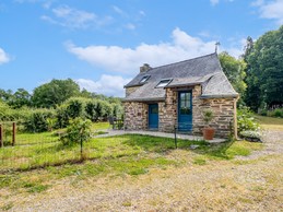 Le charmant gîte Le Val, avec un accès indépendant, jardin privatif, stationnement à proximité et accès à tous les équipements communs à la propriété, dont la piscine en saison !