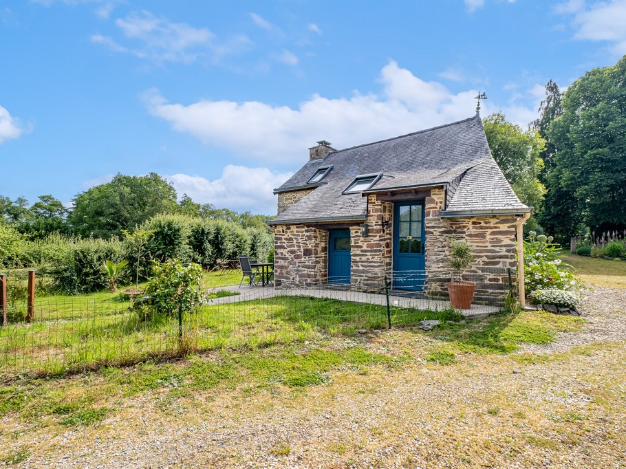 Le charmant gîte Le Val, avec un accès indépendant, jardin privatif, stationnement à proximité et accès à tous les équipements communs à la propriété, dont la piscine en saison !
