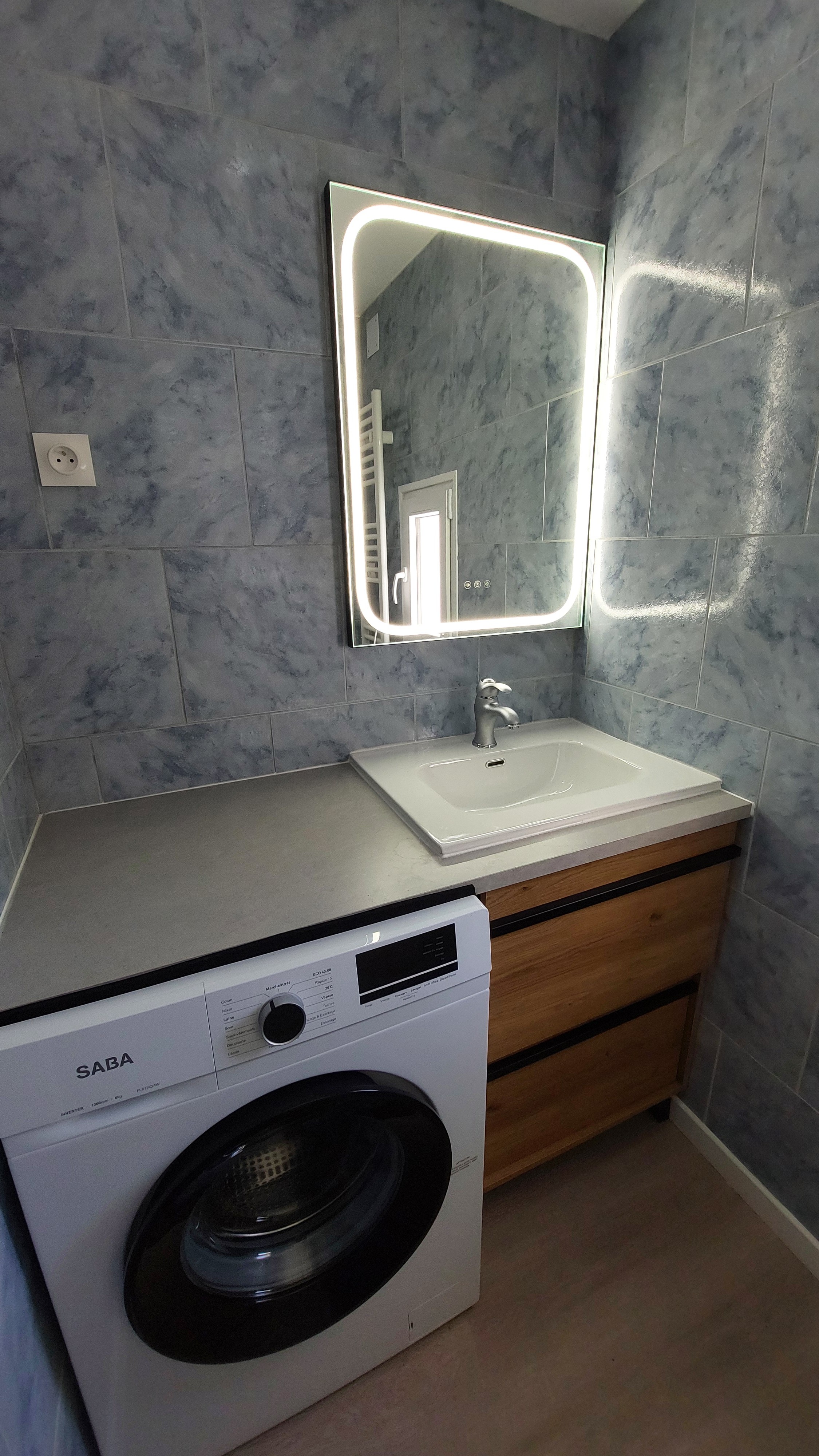 Salle d’eau rénovée avec lave-linge à La Villa aux Fleurs