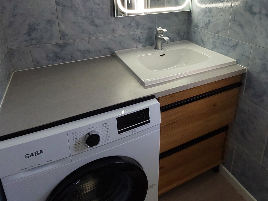 Salle d’eau rénovée avec lave-linge à La Villa aux Fleurs