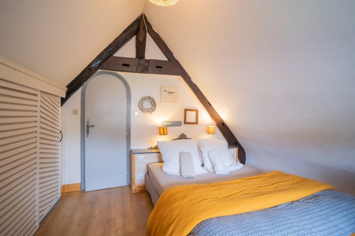 1 lit de 140 et Espace rangement , penderie