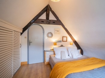 1 lit de 140 et Espace rangement , penderie