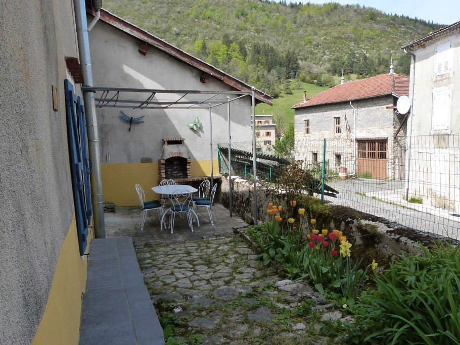 Le jardin et les tulipes côté nord