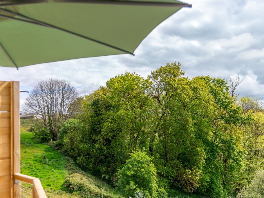 Crédit photo Ameliegraphie.com/ Terrasse individuelle avec vue sur le parc naturel et la vallée