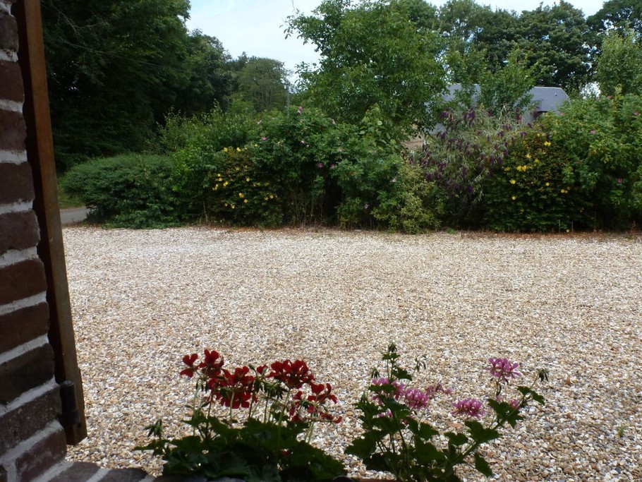 Vue de la cuisine sur le parking