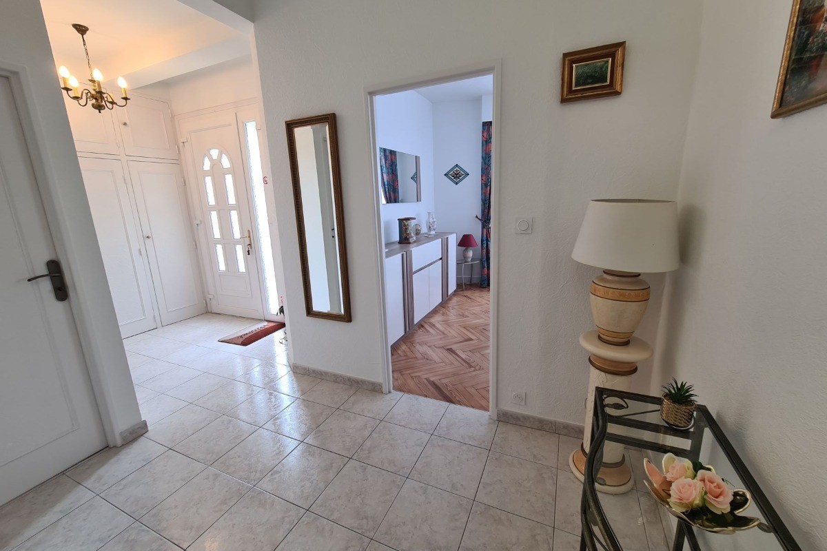 Entrée spacieuse avec placard desservant les 3 pièces, pour 2 personnes, à Royan en Charente maritime