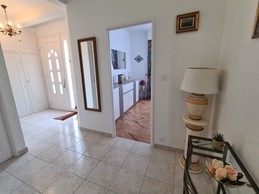 Entrée spacieuse avec placard desservant les 3 pièces, pour 2 personnes, à Royan en Charente maritime