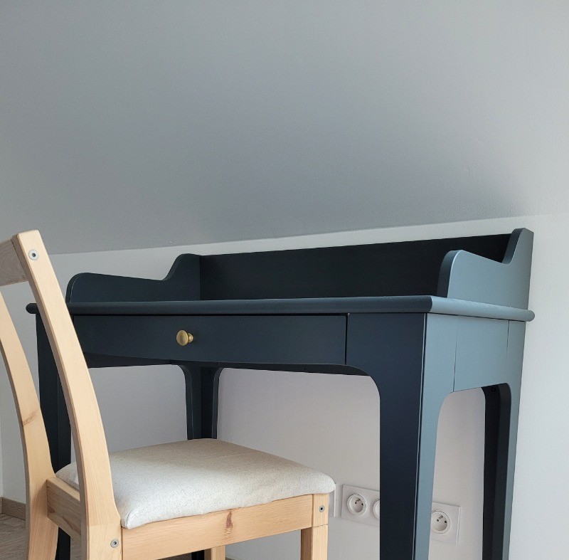 GALLET-SERRA location de vacances, Lanrodec, Clévacances, espace bureau dans la chambre, idéal pour le télétravail avec prises - et prise ethernet