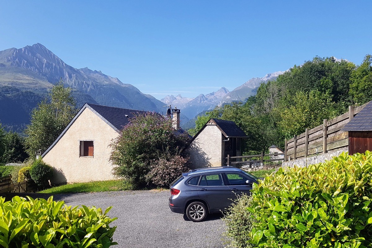 le parking privé devant la maison