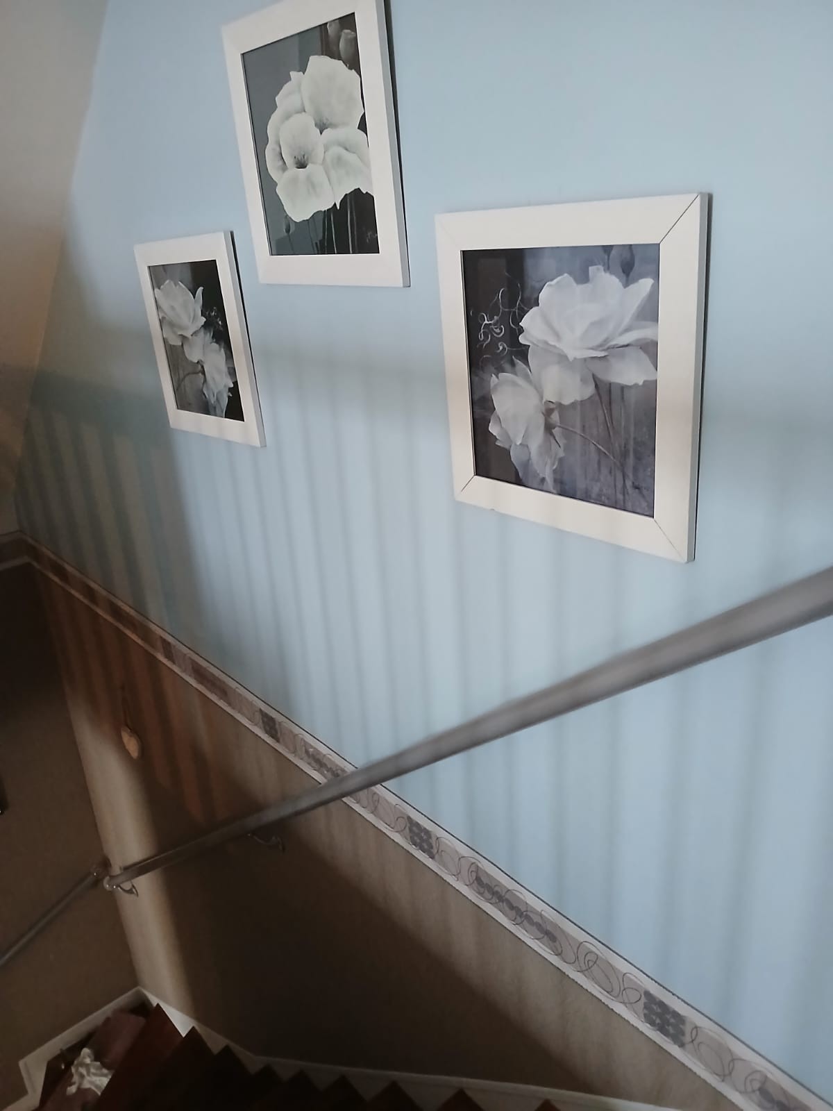 Staircase leading from the living room to the first floor, which is entirely reserved for the guest room and its travellers.