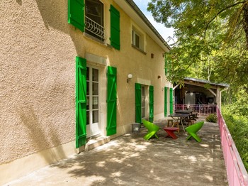Terrasse ombragée - Bienvenue au Pays de Jeanne