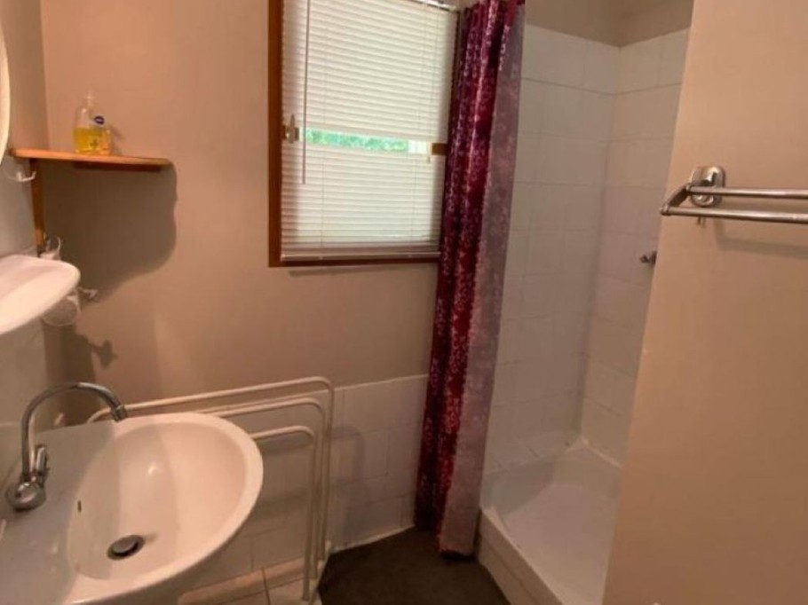 Salle d'eau avec douche