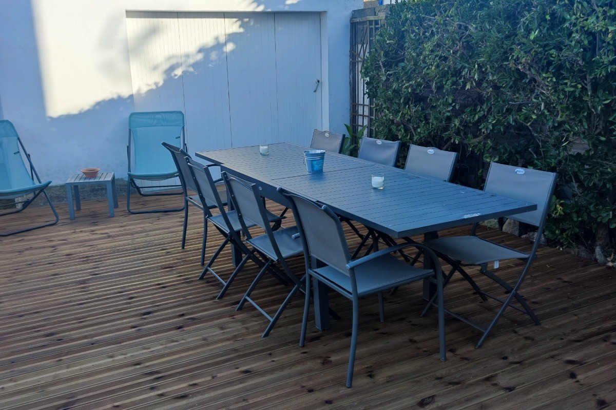 Terrasse avec salon de jardin