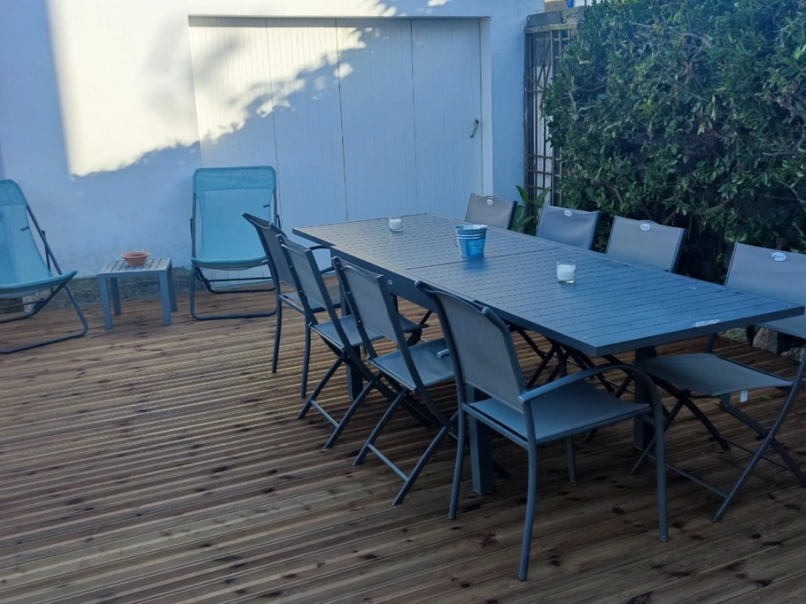 Terrasse avec salon de jardin