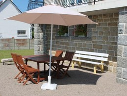 salon de jardin / parasol / barbecue à disposition