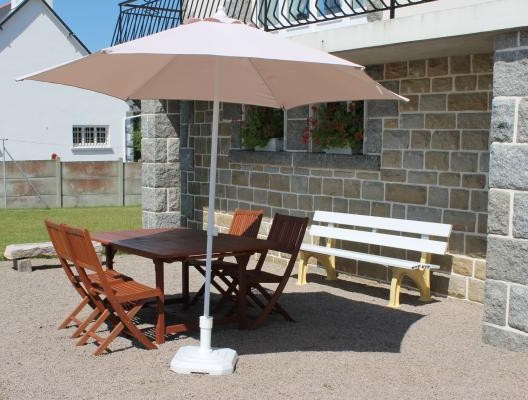 salon de jardin / parasol / barbecue à disposition