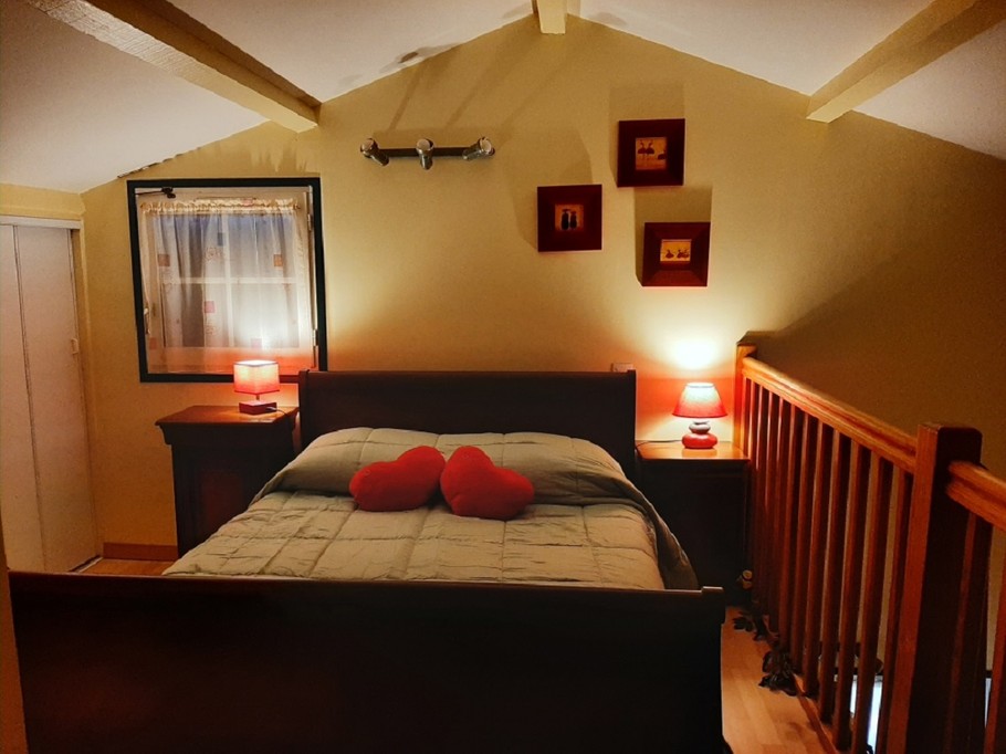 "La Petite Eau" holiday cottage in Charbonnier-les-Mines, near Issoire, Puy-de-Dôme: Bedroom