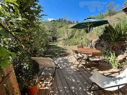 Gîte Le Jarret - Terrasse donnant sur jardin clos