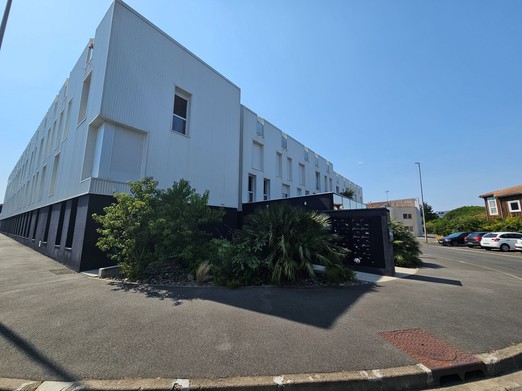 Façade de l'immeuble L'Escale pour le studio en rez de chaussée près de la plage des Minimes et du port maritime de La Rochelle en Charente maritime