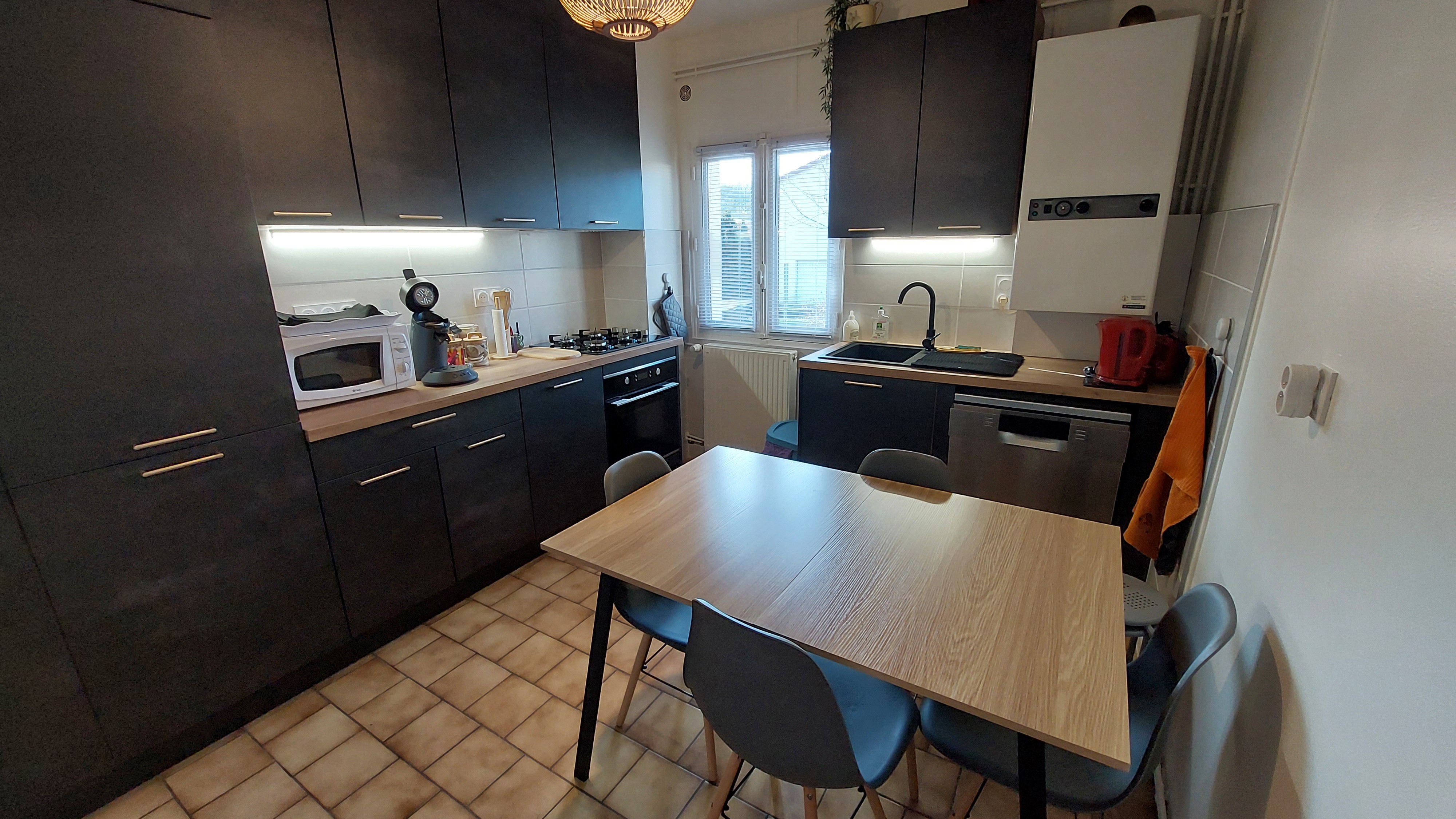 Coin repas convivial dans la cuisine équipée du gîte