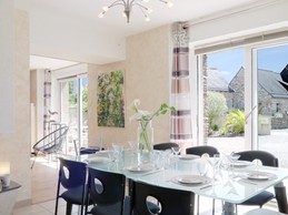 Coin salle à manger très lumineux