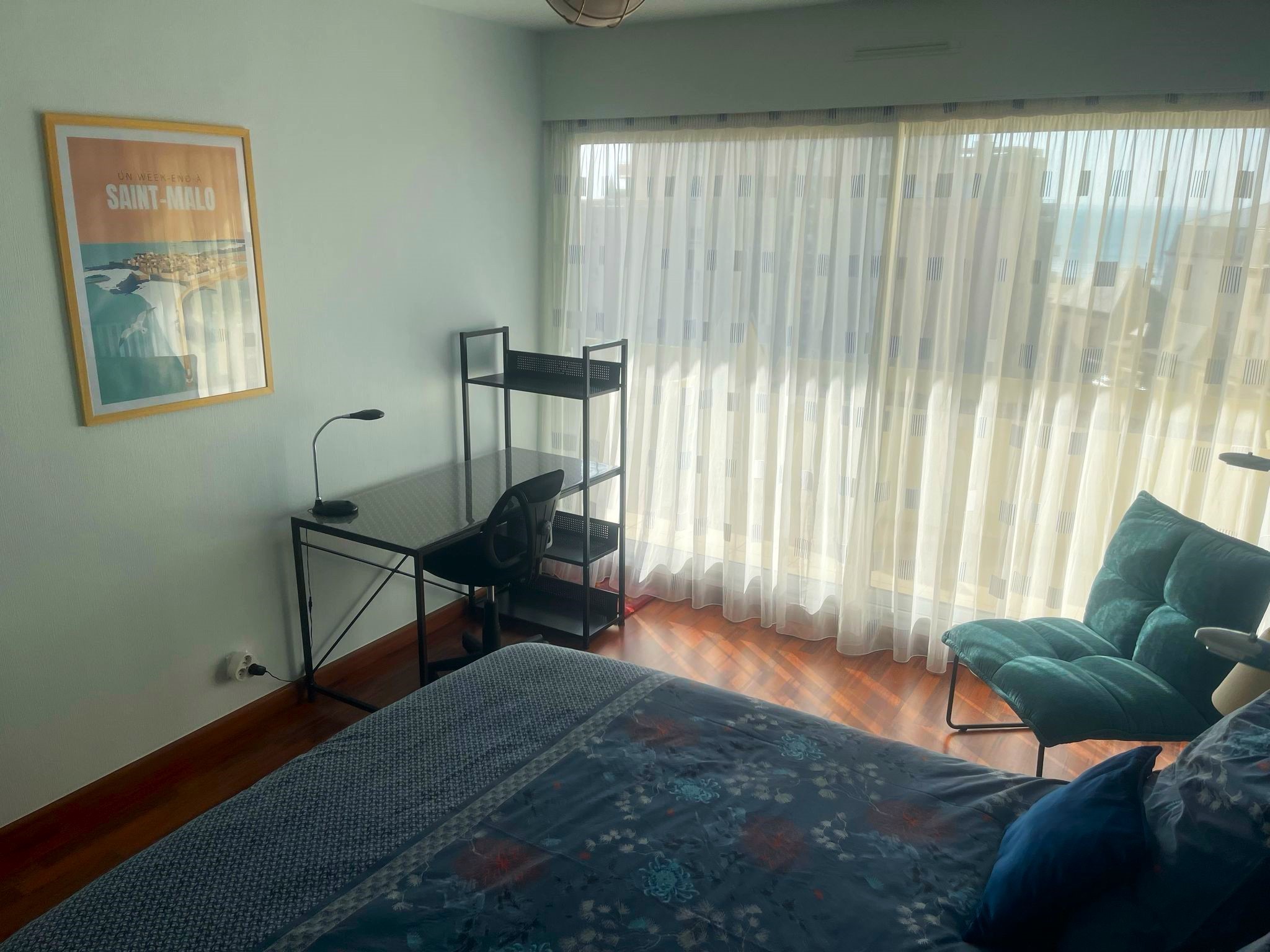 Chambre lit queen size(160x200 cm) avec dressing et bureau. Accès au balcon depuis la chambre et le salon. Mise à disposition de matériel bébé à la demande.