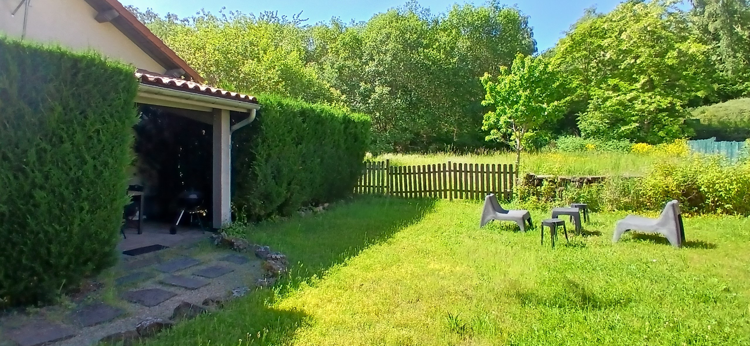 "La Boucharde" holiday cottage in Volvic: The Garden