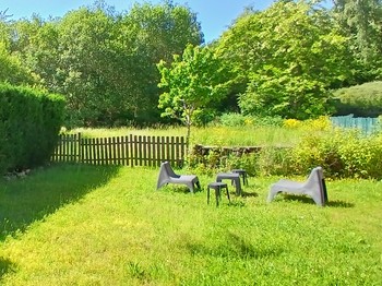 "La Boucharde" holiday cottage in Volvic: The Garden