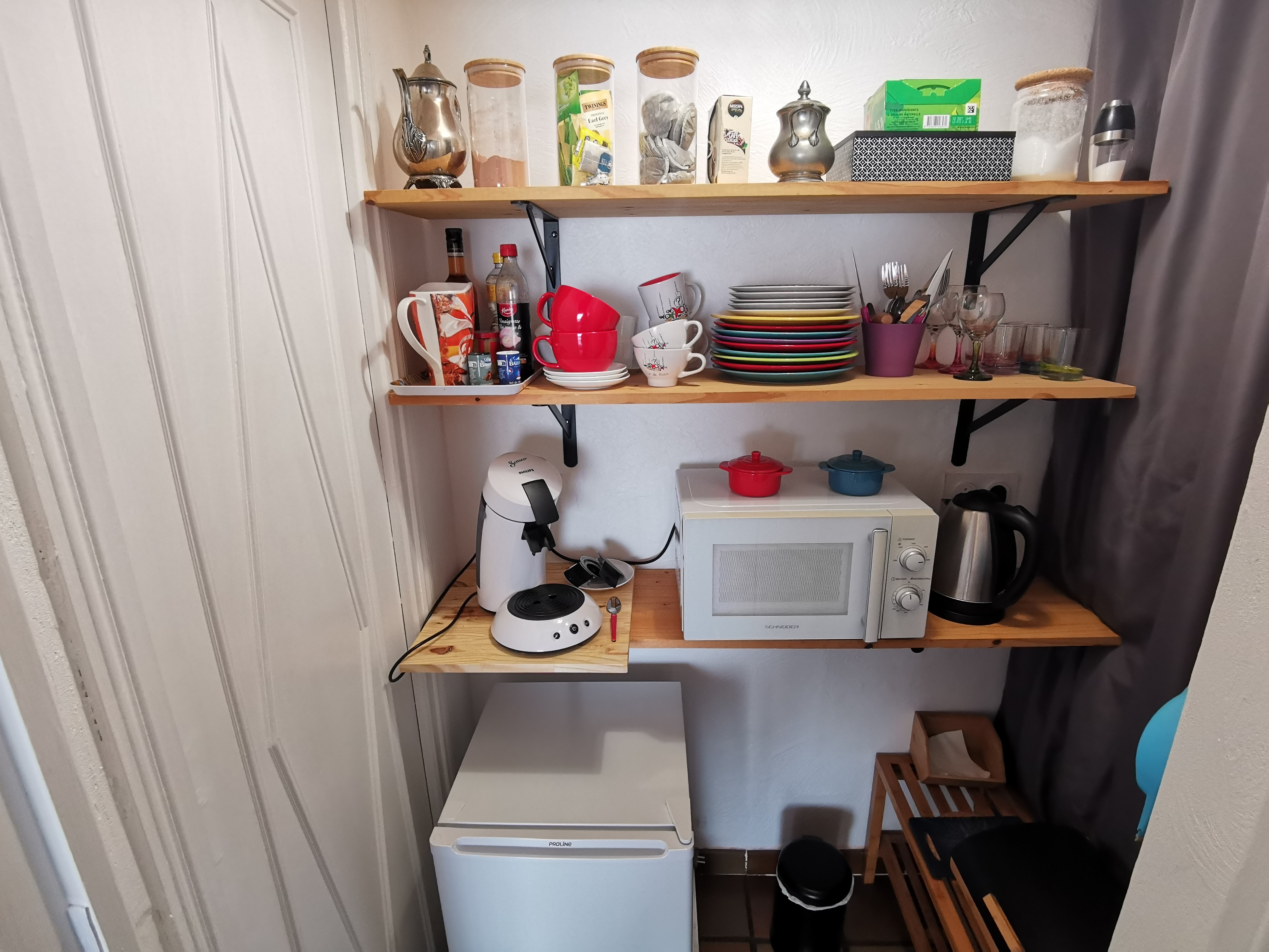 Espace kitchenette (frigo, MO, cafetiere bouilloire)