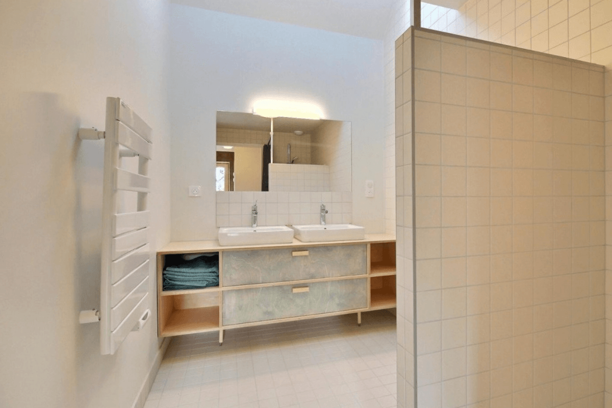 Bathroom_furniture