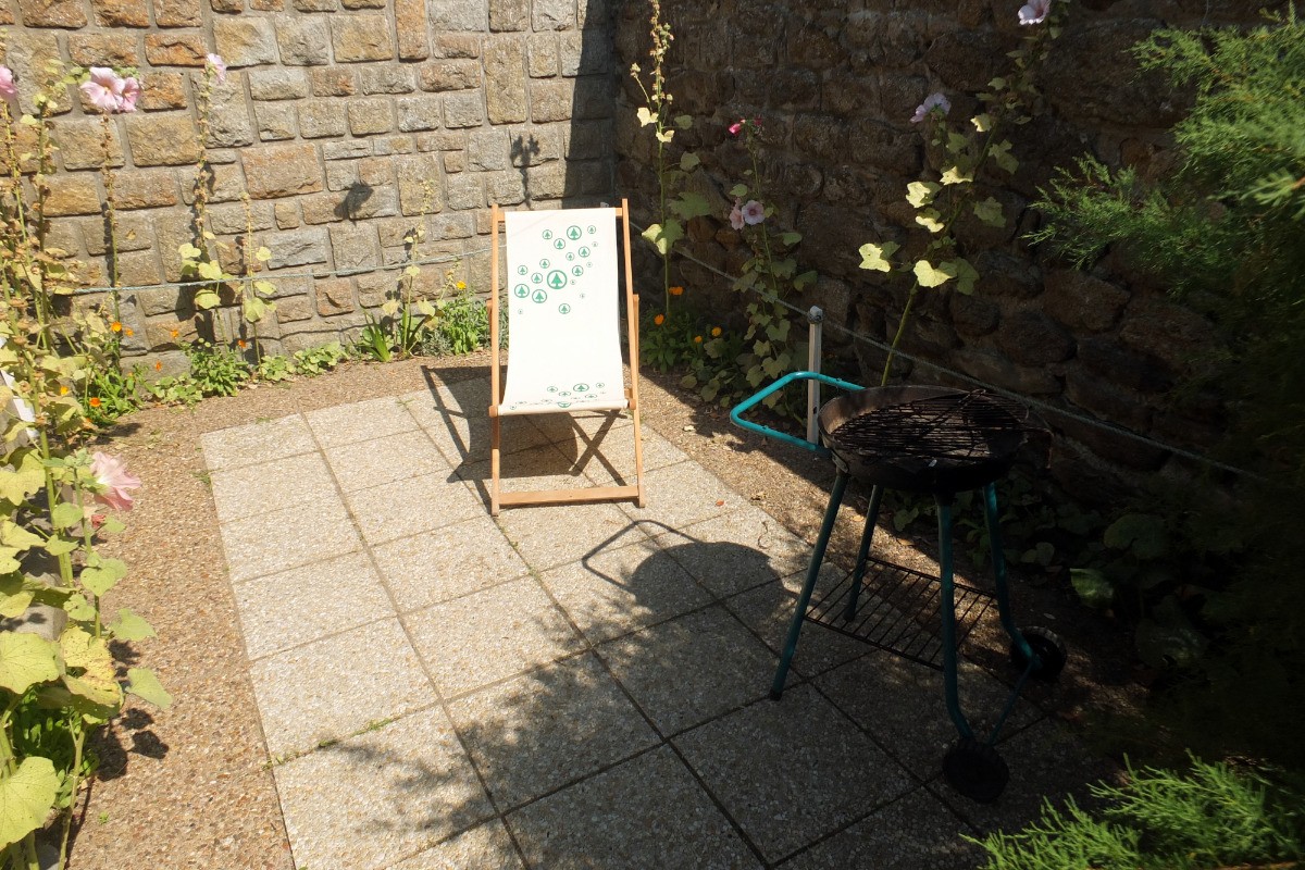 Le coin jardin abrité avec barbecue
