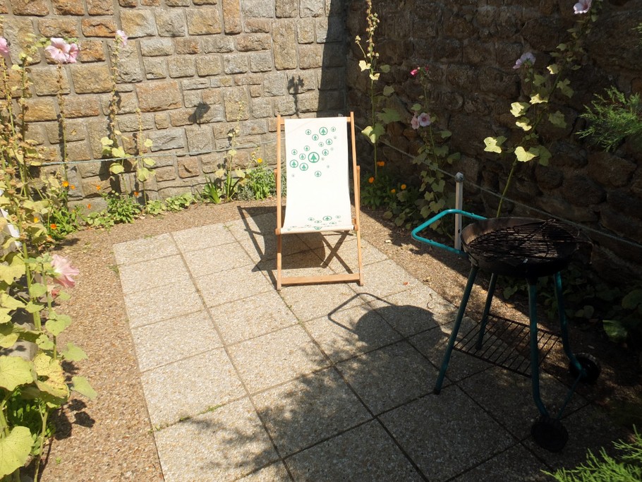 Le coin jardin abrité avec barbecue