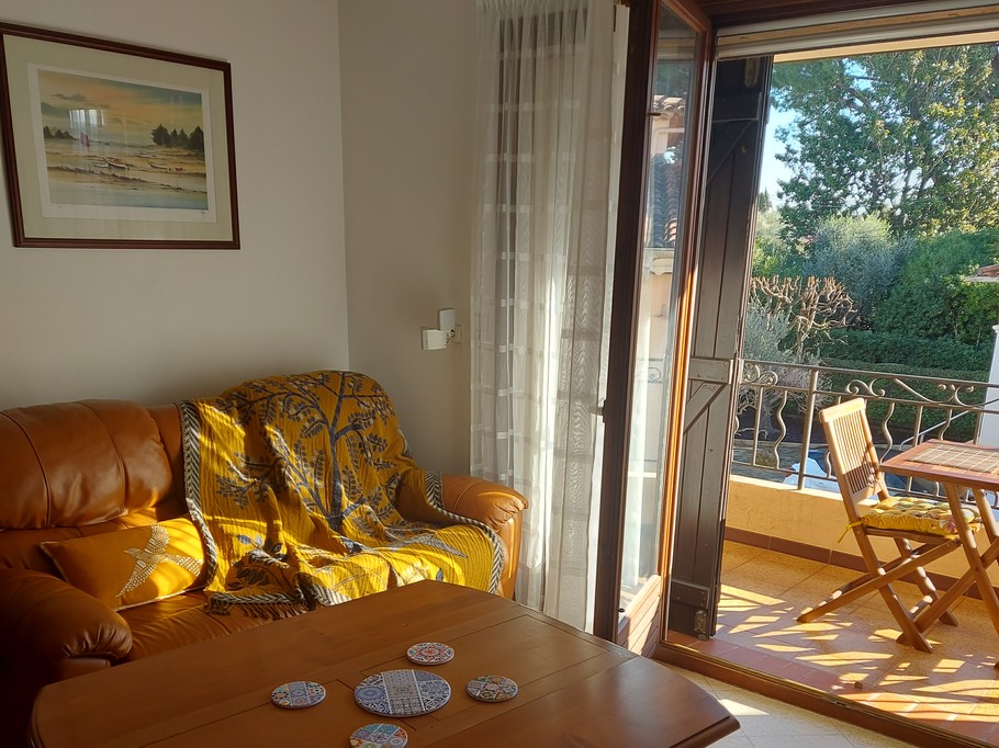 Salon avec accès direct à la terrasse