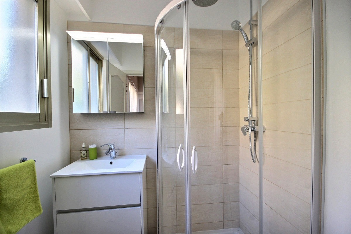 Salle d'eau attenant à une chambre parentale